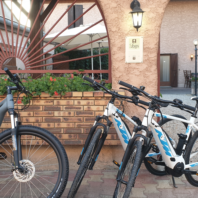 location de vélos à assistance électrique à l'Hôtel les 10 crus à Corcelles