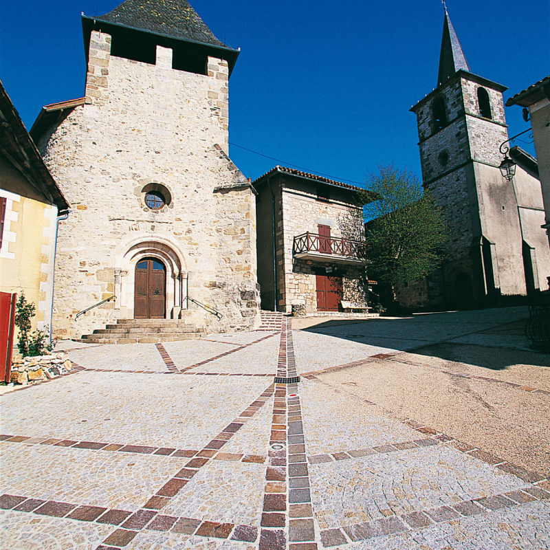 St Santin de Maurs Architecture Eglise