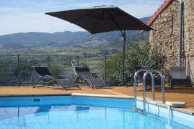 Gîte 'L'escale' à Emeringes (Rhône - Beaujolais): piscine accessible pour les hôtes