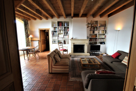 Grand gîte (12 personnes) 'La Maison du Crêt' à Rivolet (Rhône - Beaujolais - proximité de Villefranche - Nord de Lyon) : le salon donnant sur le séjour/cuisine.