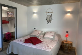 'Gîte de la Rue de la Tour' à Valsonne (Rhône - Beaujolais Vert - région Lac des Sapins) : la chambre avec dressing privatif