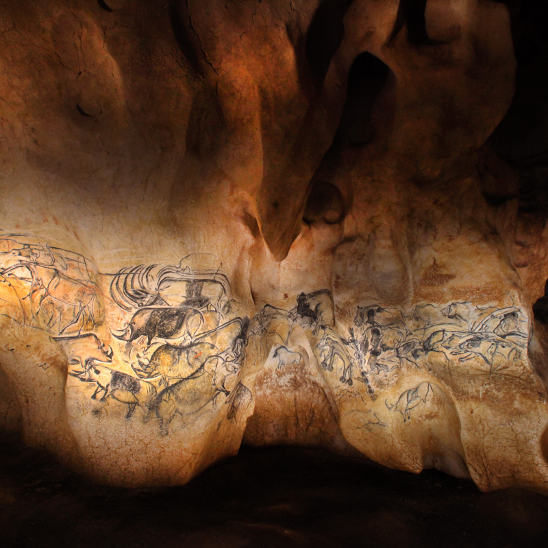 92 animaux en mouvement sont représentés dans le panneau des lions de la grotte Chauvet