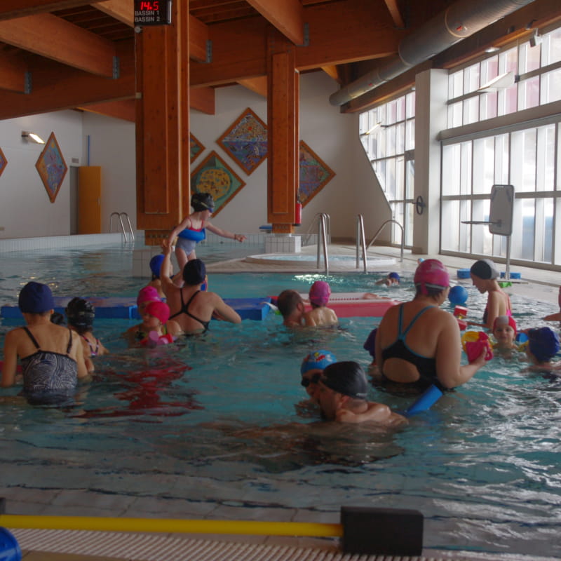 Jeux aquatiques en famille à la Piscine du Parc de Loisirs des Glières à Val Cenis Lanslevillard