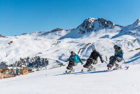 Des moniteurs patients et qualifiés qui vous conduiront progressivement vers l’autonomie à ski.