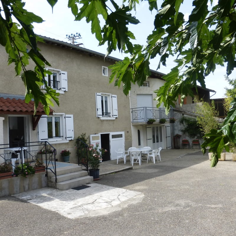 Gîte 'La Maison de Marie 2' à Communay (Rhône - Sud de Lyon) : la maison et sa cour.
