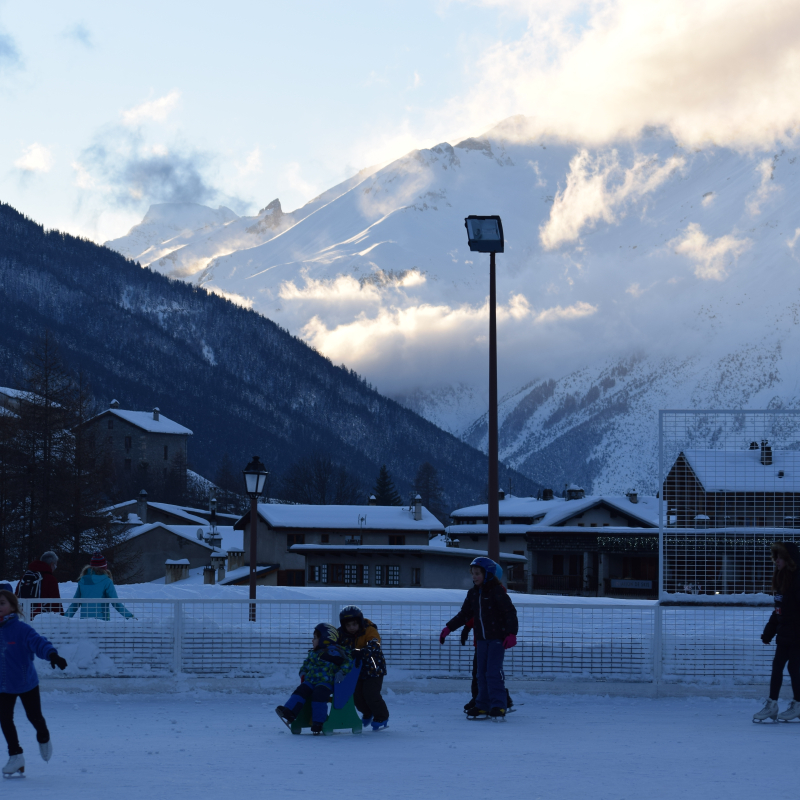 La patinoire de Val Cenis-Lanslevillard, une activité après-ski en famille