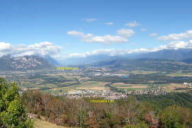 Panoramique de la Combe de Savoie. Positionnement d'ADAL-BERHT (flèche sur la droite) Au centre et au fond le Mont Blanc un peu caché par des nuages 