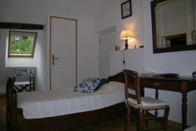chambres d'hôtes Le Vieux Bellevue à VIEURE dans l'Allier en Auvergne,chambre bleue, 2 lits simples.