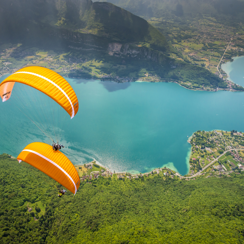 deux parapentes au-dessus du lac