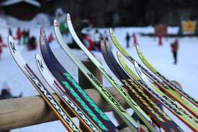skis de fond rangés