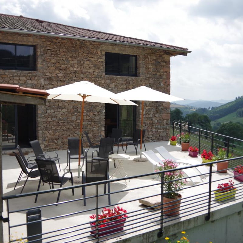 Gîte du Grand Peisselay à VALSONNE (Rhône - Beaujolais Vert) : la terrasse.