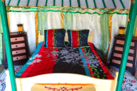 Yourte traditionnelle avec de grandes tentures mongoles
