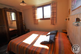 Gîte 'Le Refuge' à Larajasse (Rhône, Monts du Lyonnais, Ouest Lyonnais, proximité Loire) : chambre avec 1 lit 2 personnes.