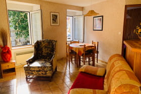 Appartement indépendant dans belle maison de village au 2ème étage en face des thermes au coeur de l'Ardèche