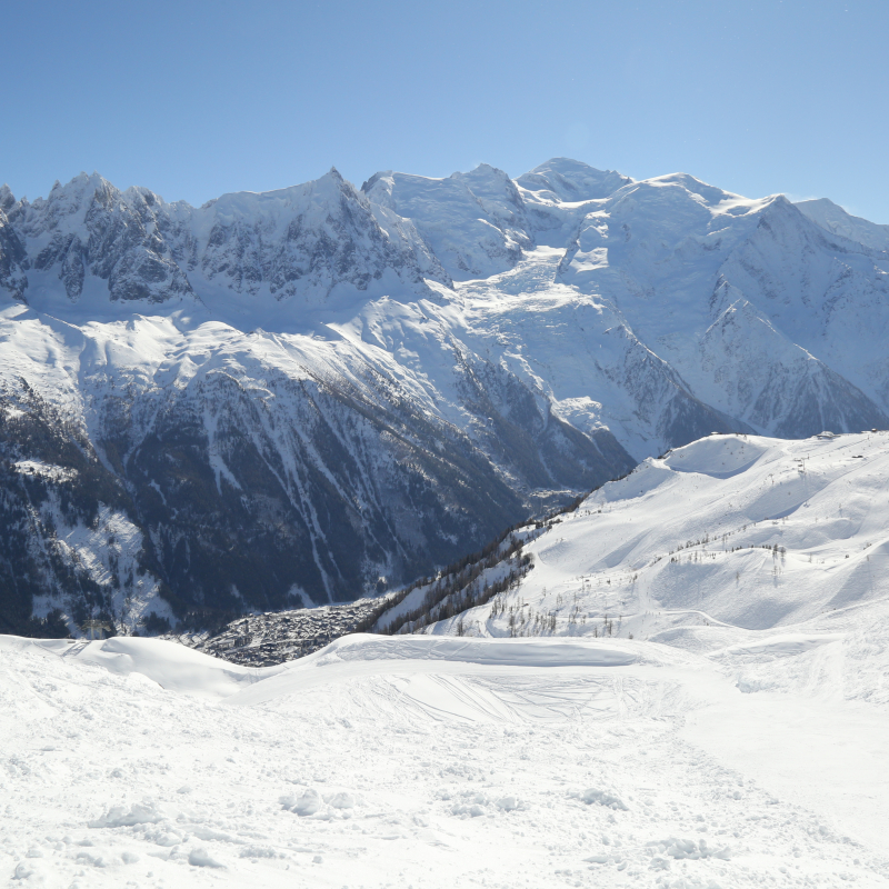 Piste de ski sur le domaine de Brévent vue Mont Blanc