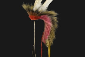 Avant 1935 / États-Unis, région des Plaines, Dakota du Sud, population lakota / Cuir, plumes d'aigle, soies de porc-épic, fibres végétales, tissu