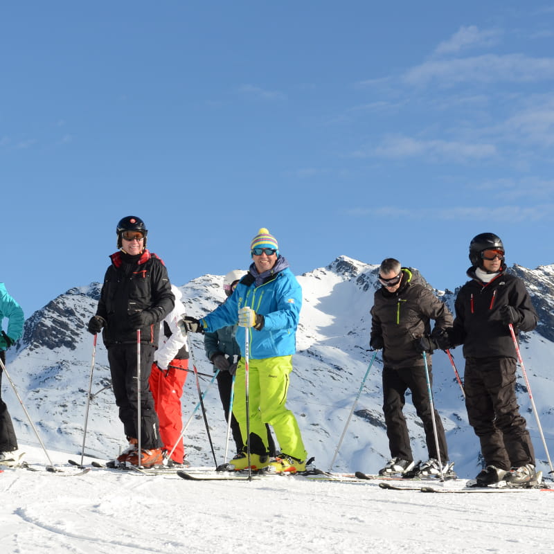 Par petits groupes de 8 maximum, nos moniteurs de ski diplômés vous apprendront les techniques de base en toute sécurité pour une progression optimale.