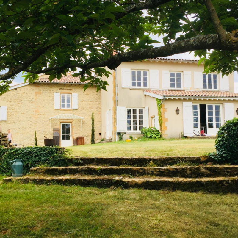 La maison sur la colline - Boistrolles (gîte pour 15 personnes avec piscine) à Val d'Oingt (Rhône - Beaujolais des pierres Dorées).