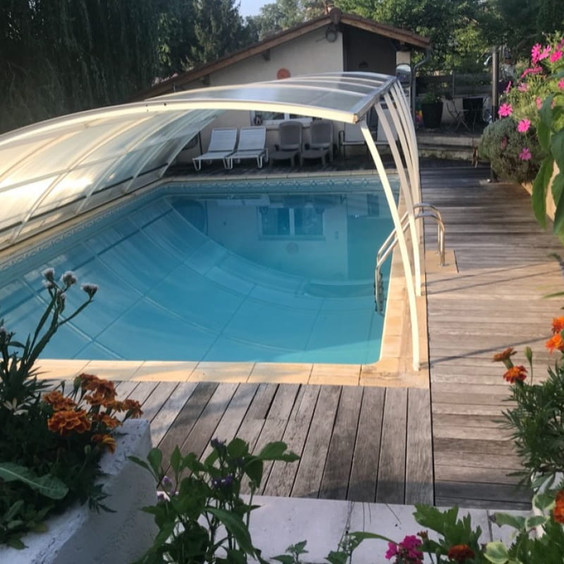 La piscine commune aux deux gîtes.