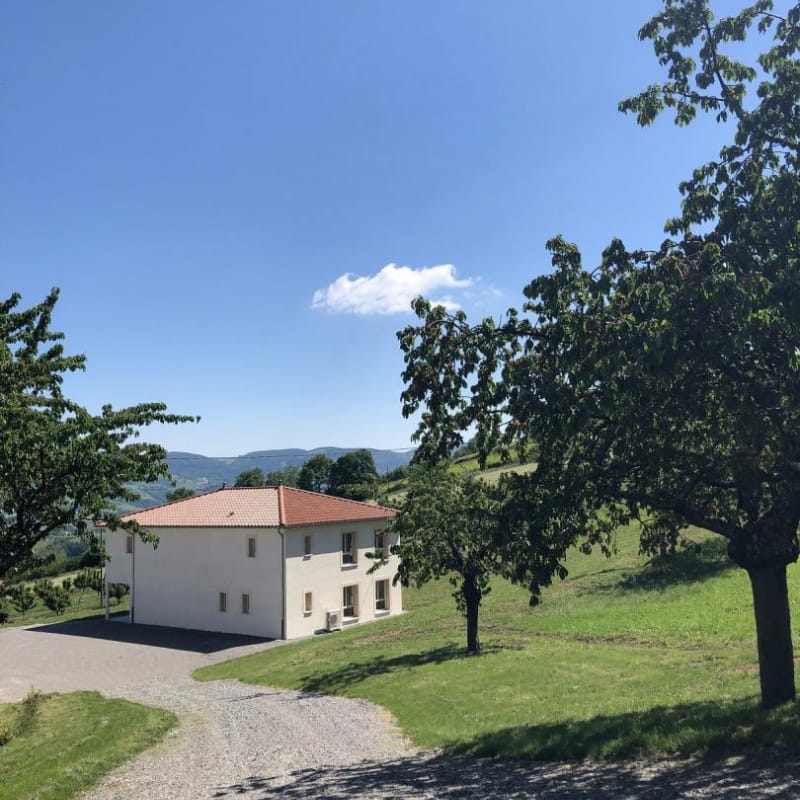 'Gîte de la Brosse' à Bibost (Rhône - Ouest Lyonnais, proximité de L'Arbresle) : la maison en bas du chemin.