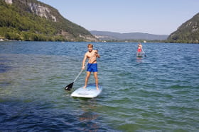 Stand up paddle sur la lac de Nantua