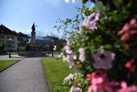 Sallanches Mont-Blanc ville fleur statue Place Charles Albert centre ville Haute Savoie