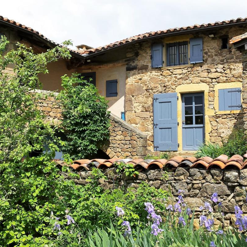 Gîte/maison de vacances 'Les Mûriers de la Rafilière' à Saint-Martin-en-Haut (Rhône-Monts du Lyonnais - Ouest de Lyon): vue sur l'ensemble de la maison depuis le jardin, le gîte occupe toute l'aile gauche.