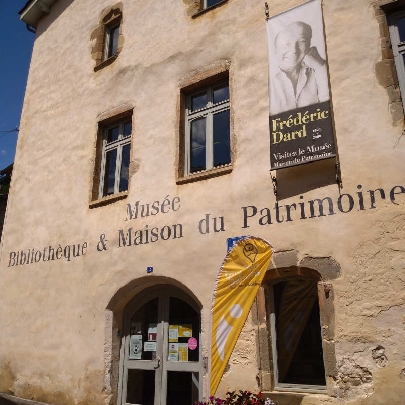 Façade bureau d'information de Saint-Chef, musée et maison du patrimoine