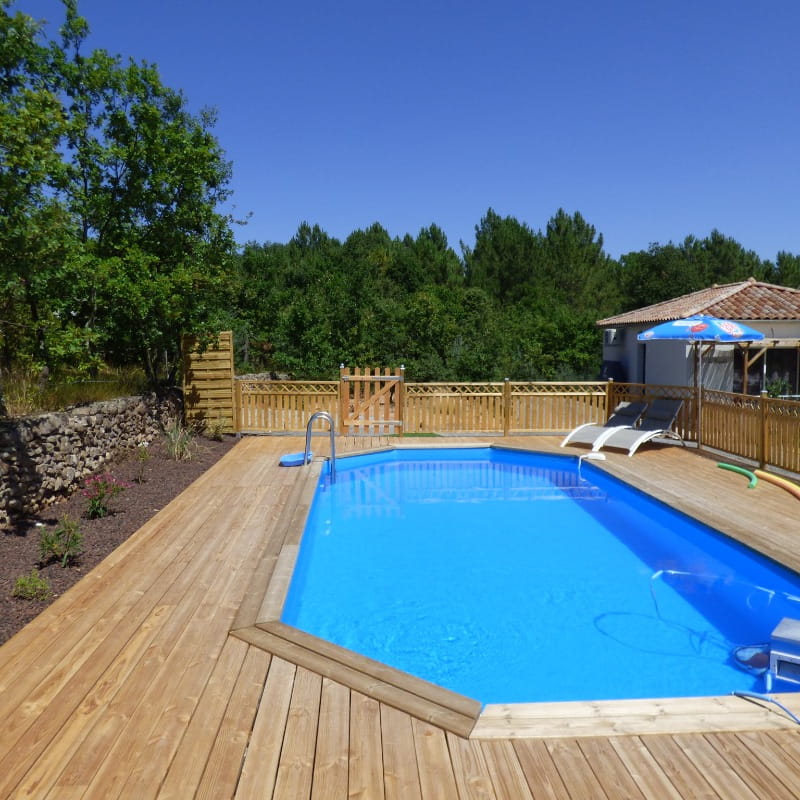 piscine 9x4m avec terrasse en bois de 80m²