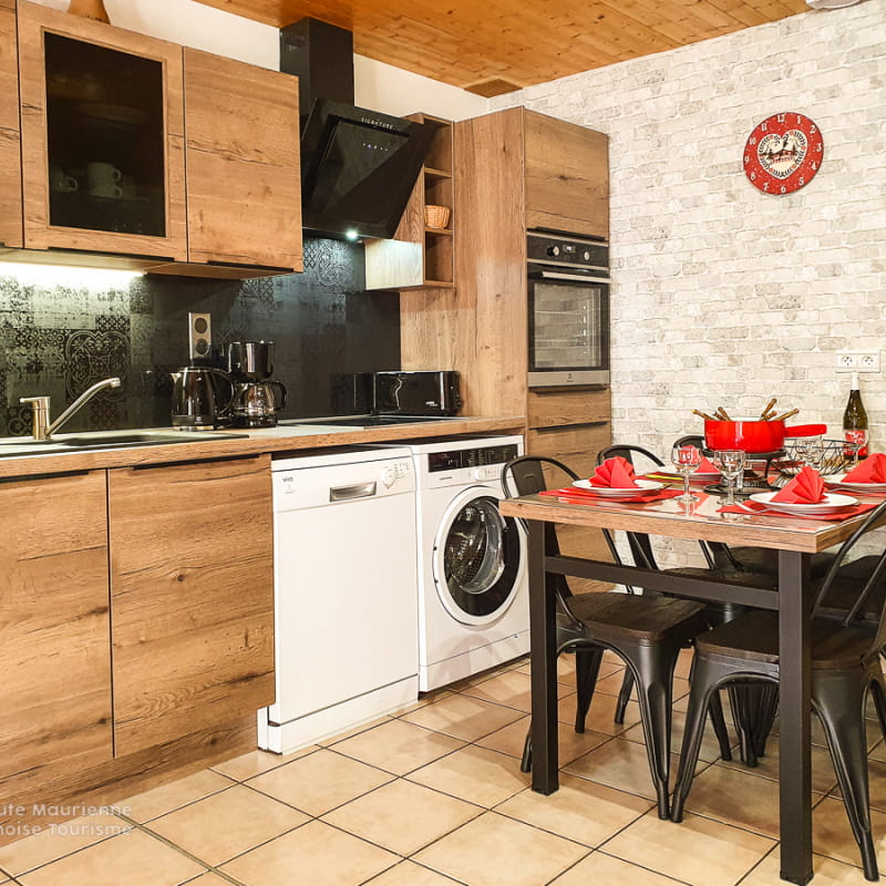 Bel appartement moderne style montagne, situé au coeur du village de Val Cenis Lanslevillard.