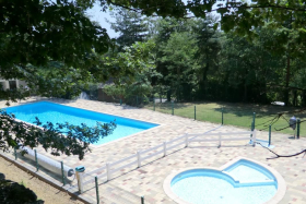 Vous avez l'accès gratuit à la piscine, qui est ouverte de juin à août.