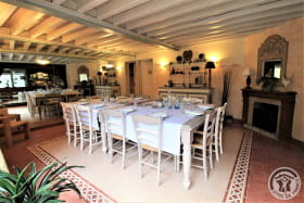 Grand gîte du hameau d'Amignié à Vernay (Rhône, Beaujolais, région de Beaujeu) : la salle à manger du gîte le Panoramique.
