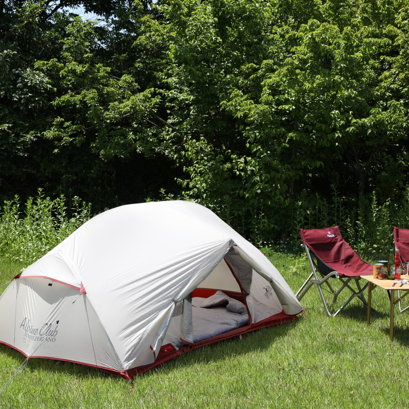 toile de tente dans la nature pour du camping à la campagne