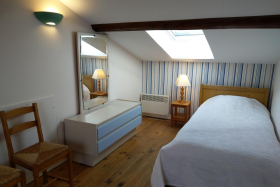 Gîte 'St Jean' à Saint-Julien (Rhône - Beaujolais) : chambre mansardée avec 2 lits 1 personne.