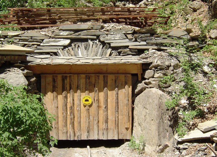Entrée d'une ancienne carrière d'exploitation de l'ardoise de Morzine