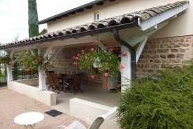 Gîte 'Domaine Gouillon - Petite Grange' à Quincié-en-Beaujolais (Rhône, vignobles Beaujolais) : terrasse couverte.