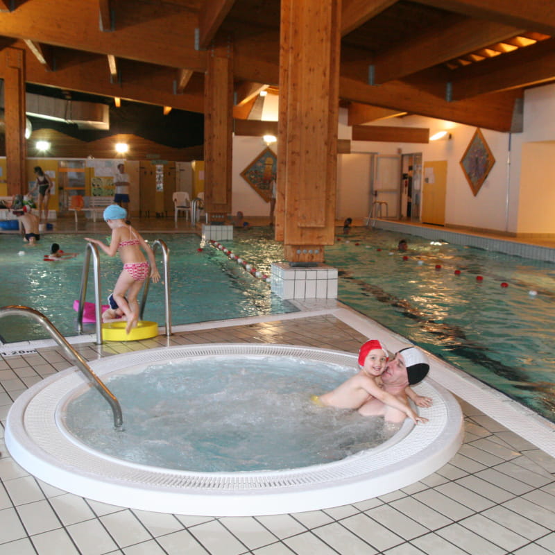 Espace détente de la piscine du Parc de Loisirs des Glières à Val Cenis Lanslevillard