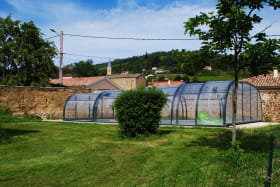 Grand gîte (15 personnes) 'Les 5 Pieds de Vigne' à Emeringes (Rhône -Beaujolais) : vue sur la piscine