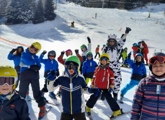 photo de groupe d'enfants en ski