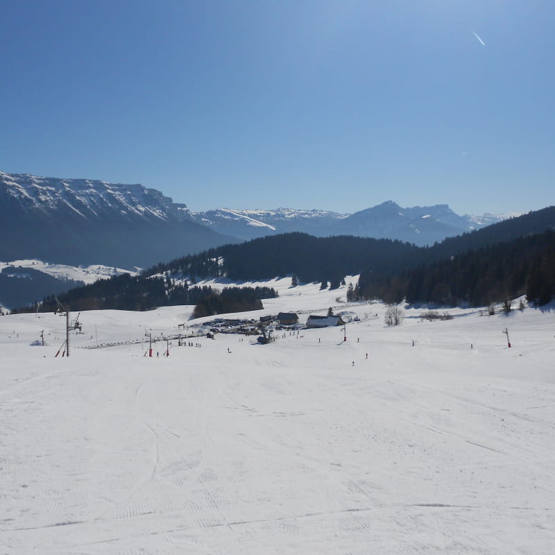 Les pistes de ski alpin avec vue sur les montagnes