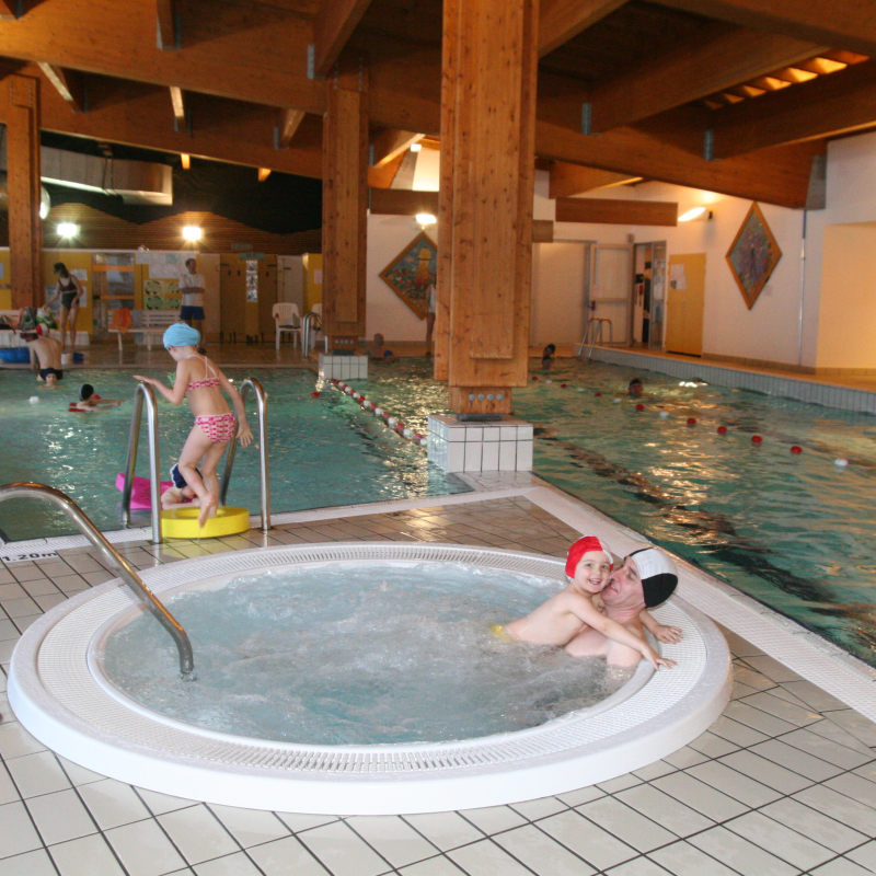 Relaxation area by the swimming pool of the Glières Leisure Park in Val Cenis Lanslevillard