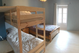 Chambre avec grand lit et lit superposé