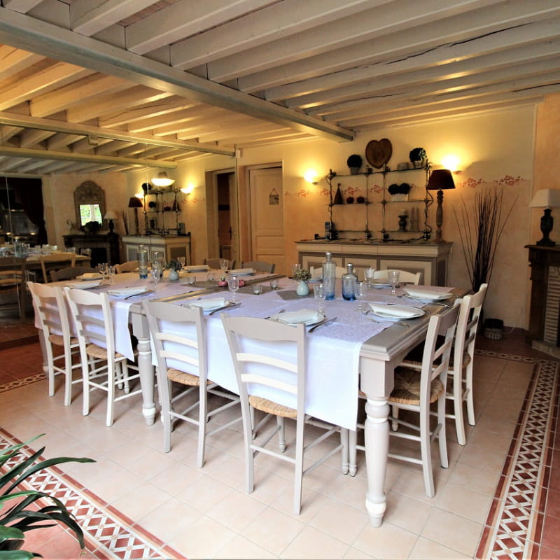Gîte 'Le Panoramique' à Vernay (Rhône, Beaujolais, région de Beaujeu) : séjour, espace repas.