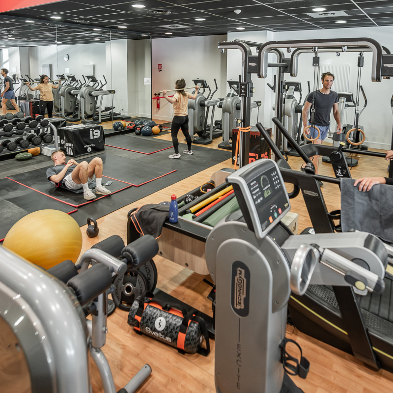 Sportifs en train de s'entrainer dans l'espace musculation, cardio-training du Centre Aquasportif de Val d'Isère