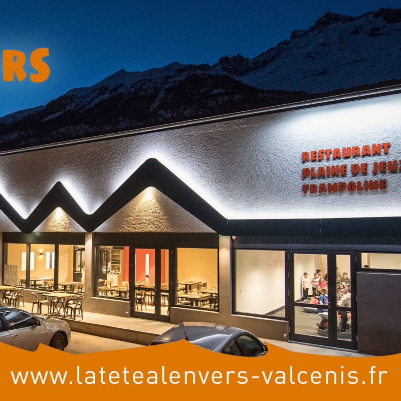 Vue extérieure sur la plaine de jeux et le restaurant La Tête à l'Envers à Val Cenis Sollières
