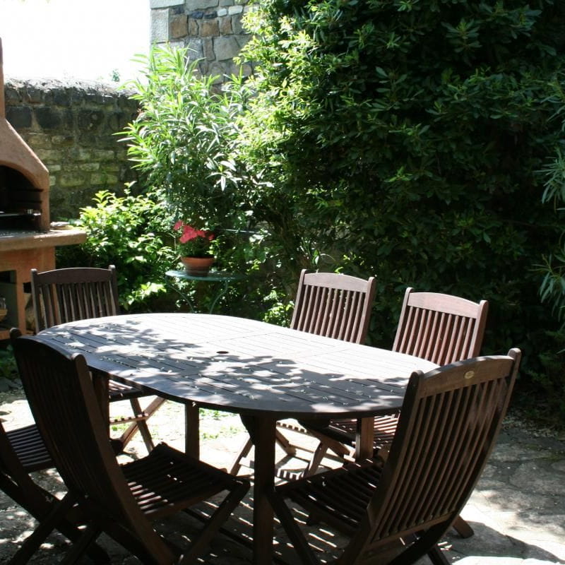 Terrasse ombragée avec barbecue