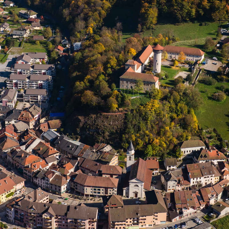Vue aérienne du château de Faverges et du patrimoine urbain