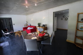 'Gîte de la Rue de la Tour' à Valsonne (Rhône - Beaujolais Vert - région Lac des Sapins) : le séjour, espace repas et accès à la cuisine.