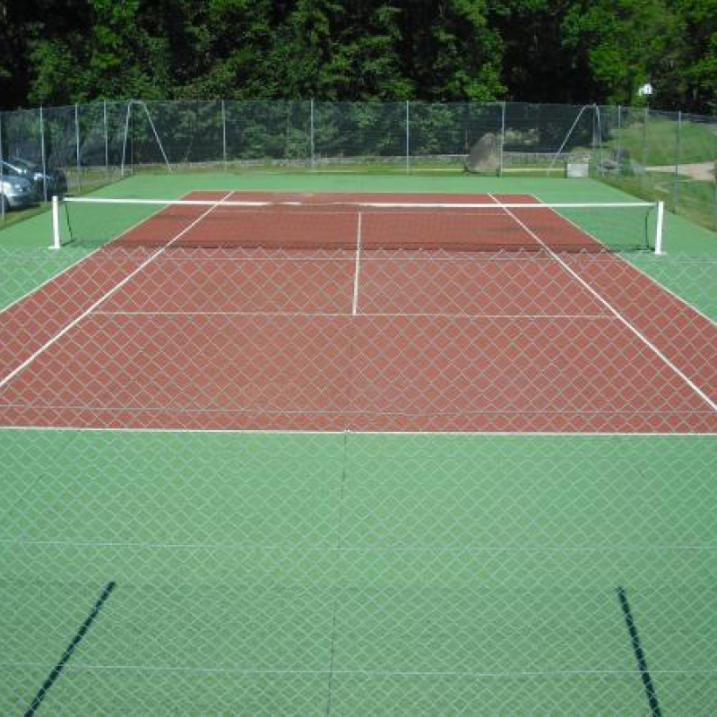 Tennis court in Saint-Martin-Valmeroux