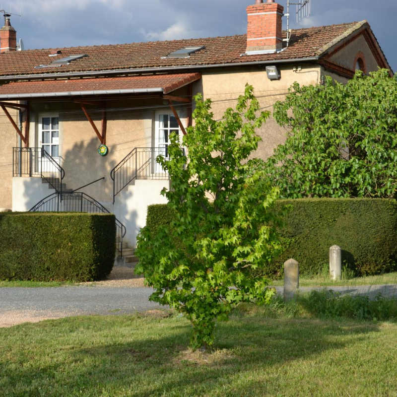 Gîte 'St Jean Baptiste' au Domaine du Château du Jonchy, à St Julien (Rhône -Beaujolais) : à gauche, vue de la façade.